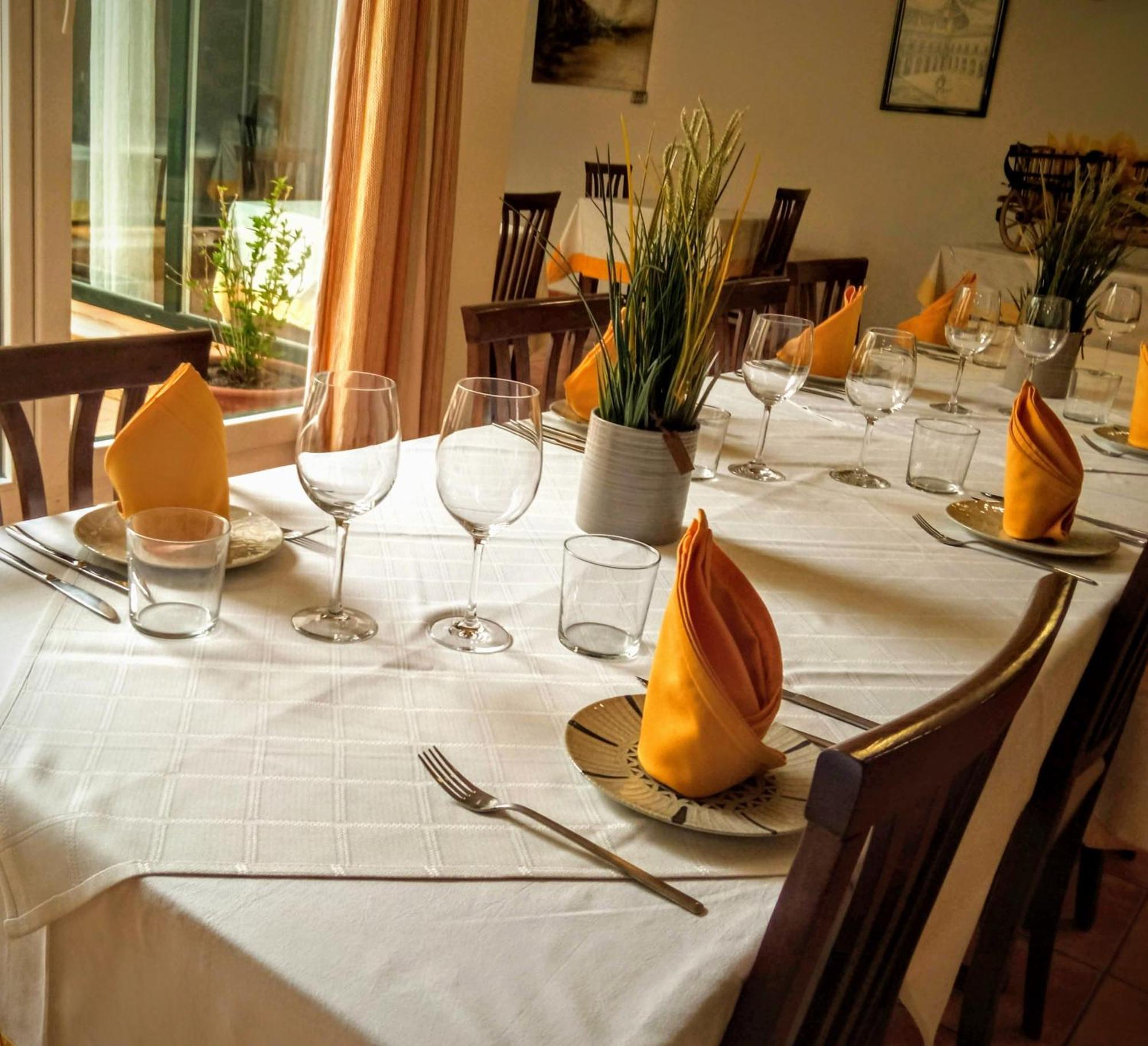 Hostal Restaurante Bustos Villarrubio Eksteriør bilde