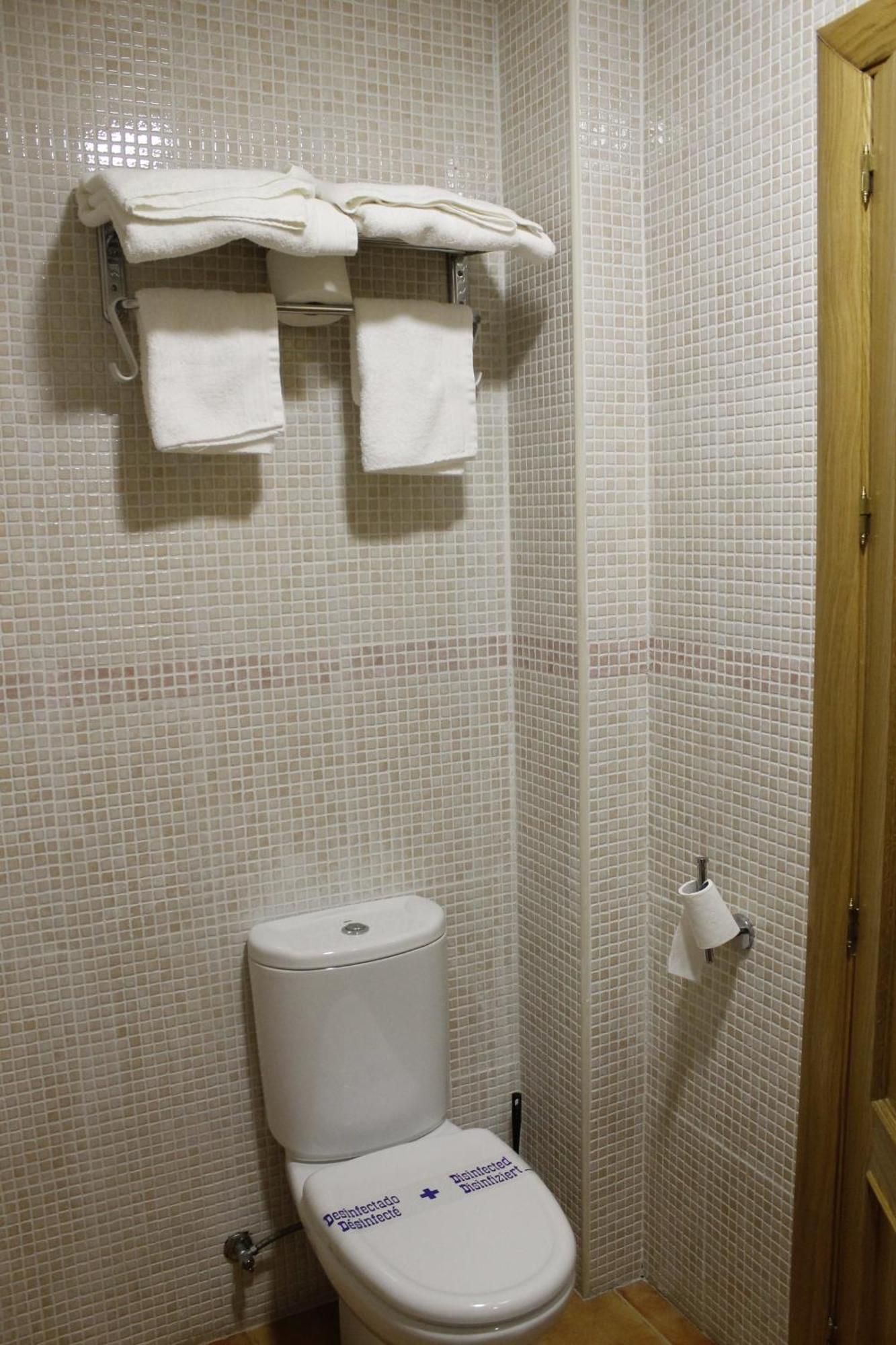 Hostal Restaurante Bustos Villarrubio Eksteriør bilde